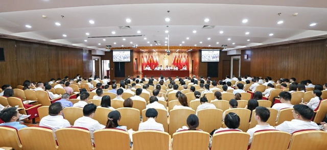 集團傳達(dá)學(xué)習(xí)熊征宇馬澤江在宜化專題辦公時的講話精神 吹響沖刺千億號角