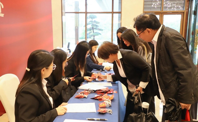 肩負(fù)重托共謀發(fā)展！集團(tuán)七屆二次職代會(huì)代表報(bào)到并參觀田家河新項(xiàng)目
